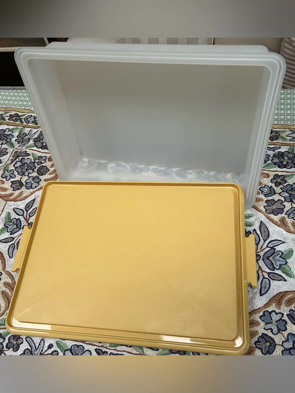 Vntg Tupperware harvest Gold Rectangular Sheet Cake Carrier. Like new. 2 piece